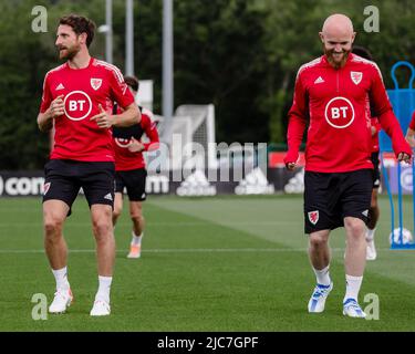 PONTYCLUN, WALES - 10. JUNI 2022: Der walisische Joe Allen und der walisische Jonny Williams während einer Trainingseinheit im Vale Resort vor der League A 2022 Nations League gegen Belgien am 11.. Juni 2022 im Cardiff City Stadium. (Bild von John Smith/FAW) Stockfoto