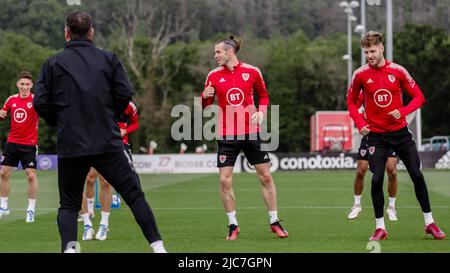 PONTYCLUN, WALES - 10. JUNI 2022: Der walisische Gareth Bale und der walisische Joe Rodon während einer Trainingseinheit im Vale Resort vor der League A 2022 Nations League gegen Belgien am 11.. Juni 2022 im Cardiff City Stadium. (Bild von John Smith/FAW) Stockfoto