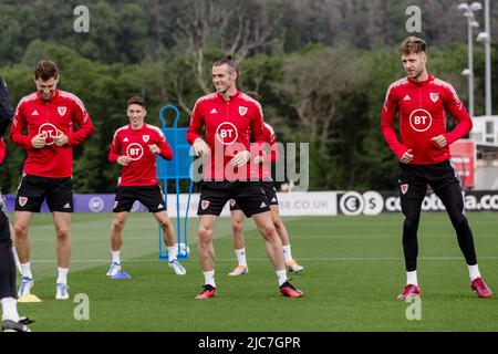 PONTYCLUN, WALES - 10. JUNI 2022: Der walisische Gareth Bale, der walisische Ben Davies und der walisische Joe Rodon während einer Trainingseinheit im Vale Resort vor der League A 2022 Nations League gegen Belgien am 11.. Juni 2022 im Cardiff City Stadium. (Bild von John Smith/FAW) Stockfoto