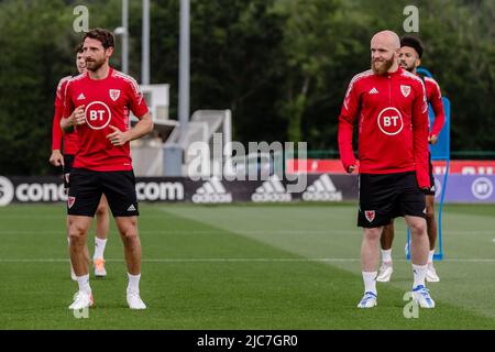 PONTYCLUN, WALES - 10. JUNI 2022: Der walisische Joe Allen und der walisische Jonny Williams während einer Trainingseinheit im Vale Resort vor der League A 2022 Nations League gegen Belgien am 11.. Juni 2022 im Cardiff City Stadium. (Bild von John Smith/FAW) Stockfoto
