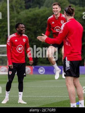 PONTYCLUN, WALES - 10. JUNI 2022: Der walisische Rabbi Matondo und der walisische Rabbiner Chris Mepham während einer Trainingseinheit im Vale Resort vor der League A 2022 Nations League gegen Belgien am 11.. Juni 2022 im Cardiff City Stadium. (Bild von John Smith/FAW) Stockfoto