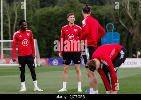 PONTYCLUN, WALES - 10. JUNI 2022: Der walisische Rabbi Matondo und der walisische Rabbiner Chris Mepham während einer Trainingseinheit im Vale Resort vor der League A 2022 Nations League gegen Belgien am 11.. Juni 2022 im Cardiff City Stadium. (Bild von John Smith/FAW) Stockfoto