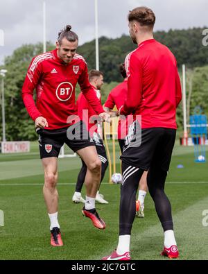 PONTYCLUN, WALES - 10. JUNI 2022: Der walisische Gareth Bale und der walisische Joe Rodon während einer Trainingseinheit im Vale Resort vor der League A 2022 Nations League gegen Belgien am 11.. Juni 2022 im Cardiff City Stadium. (Bild von John Smith/FAW) Stockfoto