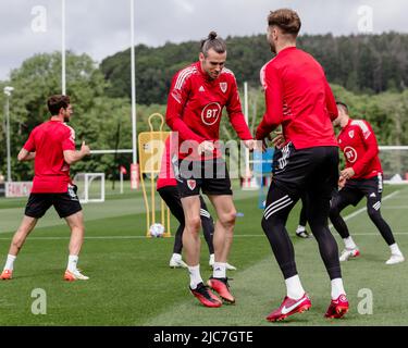 PONTYCLUN, WALES - 10. JUNI 2022: Der walisische Gareth Bale und der walisische Joe Rodon während einer Trainingseinheit im Vale Resort vor der League A 2022 Nations League gegen Belgien am 11.. Juni 2022 im Cardiff City Stadium. (Bild von John Smith/FAW) Stockfoto