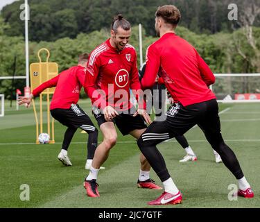 PONTYCLUN, WALES - 10. JUNI 2022: Der walisische Gareth Bale und der walisische Joe Rodon während einer Trainingseinheit im Vale Resort vor der League A 2022 Nations League gegen Belgien am 11.. Juni 2022 im Cardiff City Stadium. (Bild von John Smith/FAW) Stockfoto