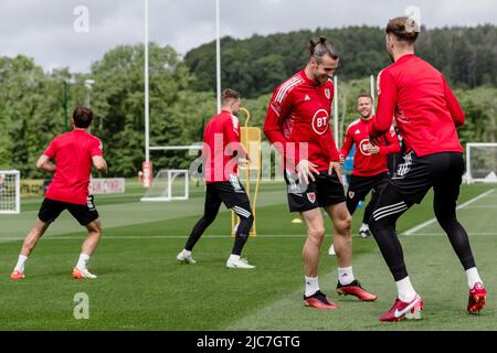 PONTYCLUN, WALES - 10. JUNI 2022: Der walisische Gareth Bale und der walisische Joe Rodon während einer Trainingseinheit im Vale Resort vor der League A 2022 Nations League gegen Belgien am 11.. Juni 2022 im Cardiff City Stadium. (Bild von John Smith/FAW) Stockfoto
