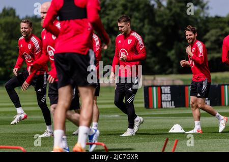PONTYCLUN, WALES - 10. JUNI 2022: Der walisische Aaron Ramsey und der walisische Joe Allen während einer Trainingseinheit im Vale Resort vor der League A 2022 Nations League gegen Belgien am 11.. Juni 2022 im Cardiff City Stadium. (Bild von John Smith/FAW) Stockfoto