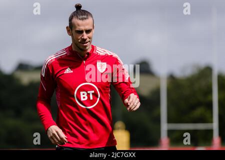 PONTYCLUN, WALES - 10. JUNI 2022: Gareth Bale von Wales während einer Trainingseinheit im Vale Resort vor der League A 2022 Nations League gegen Belgien am 11.. Juni 2022 im Cardiff City Stadium. (Bild von John Smith/FAW) Stockfoto