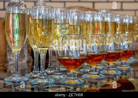 Viele verschiedene Gläser mit Weiß- und Rotwein aus nächster Nähe fotografiert Stockfoto