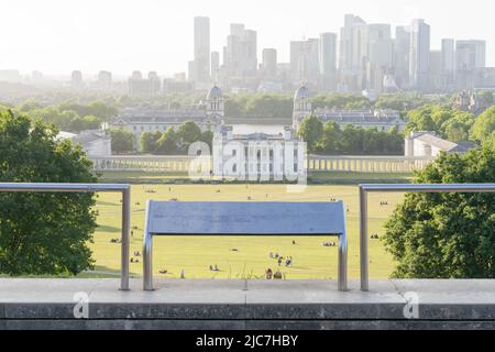 Greenwich, Großbritannien. 10.. Juni 2022. Wetter in Großbritannien: Die Menschen genießen einen sehr sonnigen und warmen Freitagnachmittag im Südosten Londons vor dem 24C vier-Tage-Scorcher, der in Großbritannien prognostiziert wird. Quelle: Xiu Bao/Alamy Live News Stockfoto