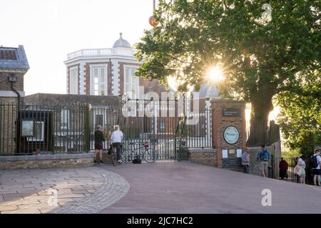 Greenwich, Großbritannien. 10.. Juni 2022. Wetter in Großbritannien: Die Menschen genießen einen sehr sonnigen und warmen Freitagnachmittag im Südosten Londons vor dem 24C vier-Tage-Scorcher, der in Großbritannien prognostiziert wird. Quelle: Xiu Bao/Alamy Live News Stockfoto