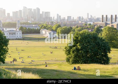 Greenwich, Großbritannien. 10.. Juni 2022. Wetter in Großbritannien: Die Menschen genießen einen sehr sonnigen und warmen Freitagnachmittag im Südosten Londons vor dem 24C vier-Tage-Scorcher, der in Großbritannien prognostiziert wird. Quelle: Xiu Bao/Alamy Live News Stockfoto