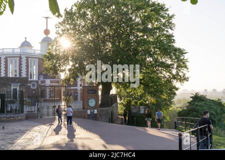 Greenwich, Großbritannien. 10.. Juni 2022. Wetter in Großbritannien: Die Menschen genießen einen sehr sonnigen und warmen Freitagnachmittag im Südosten Londons vor dem 24C vier-Tage-Scorcher, der in Großbritannien prognostiziert wird. Quelle: Xiu Bao/Alamy Live News Stockfoto