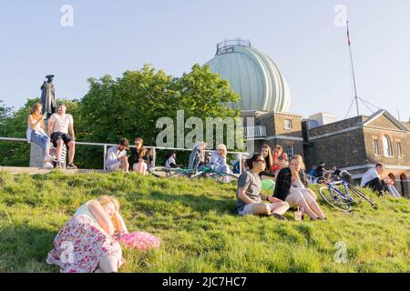 Greenwich, Großbritannien. 10.. Juni 2022. Wetter in Großbritannien: Die Menschen genießen einen sehr sonnigen und warmen Freitagnachmittag im Südosten Londons vor dem 24C vier-Tage-Scorcher, der in Großbritannien prognostiziert wird. Quelle: Xiu Bao/Alamy Live News Stockfoto