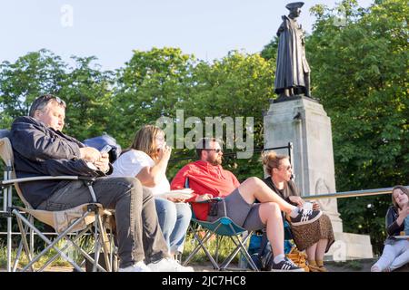 Greenwich, Großbritannien. 10.. Juni 2022. Wetter in Großbritannien: Die Menschen genießen einen sehr sonnigen und warmen Freitagnachmittag im Südosten Londons vor dem 24C vier-Tage-Scorcher, der in Großbritannien prognostiziert wird. Quelle: Xiu Bao/Alamy Live News Stockfoto