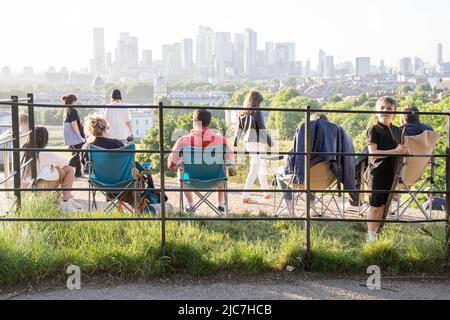 Greenwich, Großbritannien. 10.. Juni 2022. Wetter in Großbritannien: Die Menschen genießen einen sehr sonnigen und warmen Freitagnachmittag im Südosten Londons vor dem 24C vier-Tage-Scorcher, der in Großbritannien prognostiziert wird. Quelle: Xiu Bao/Alamy Live News Stockfoto