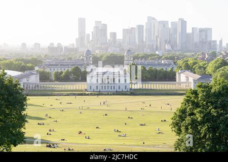 Greenwich, Großbritannien. 10.. Juni 2022. Wetter in Großbritannien: Die Menschen genießen einen sehr sonnigen und warmen Freitagnachmittag im Südosten Londons vor dem 24C vier-Tage-Scorcher, der in Großbritannien prognostiziert wird. Quelle: Xiu Bao/Alamy Live News Stockfoto