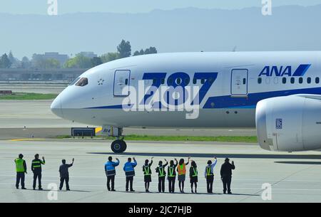 ANA hat am 11. Januar 2012, Flughafen Mineta San Jose, CA, Direktflüge nach Tokio mit der neuen Boeing 787 Dreamliner unter der Bezeichnung Tomodachi aufgenommen Stockfoto