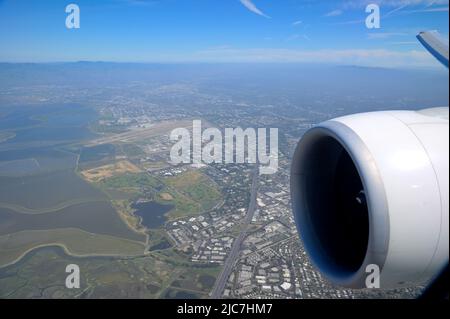 Eine Schweizer Boeing 777-300ER (LX38), die in das Finale des Flughafens SFO über Moffett Field, Silicon Valley, CA Stockfoto