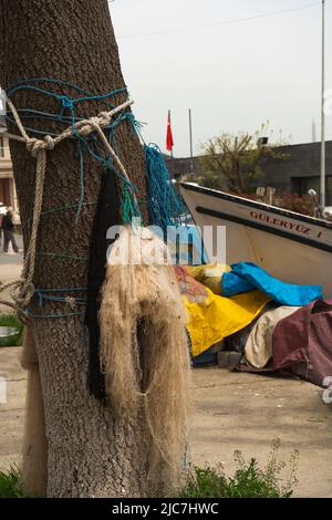 Fischernetze, die an einem Baum hängen Stockfoto