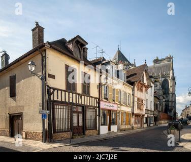 TROYES, FRANKREICH - 10.. APRIL 2022: Mittelalterliche Fachwerkhäuser in Troyes, Aube, Frankreich Stockfoto