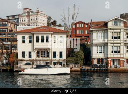 Häuser am Wasser des asiatischen Teils des Bosporus Stockfoto