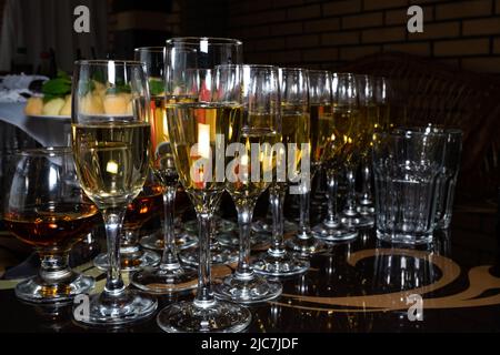 Eine Vielzahl von Weiß- und Rotwein in Gläsern. Stockfoto