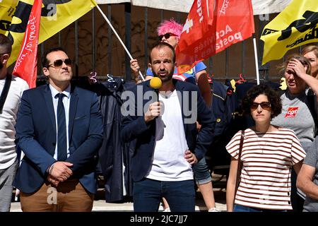 Marseille, Frankreich. 9.. Juni 2022. Manuel Bompard (C) von der linksextremen Partei La France Insoumise (LFI) wird während des Protestes zusammen mit dem kommunistischen Senator Jeremy Bacchi (L) und Kalila Sevin (R) gesprochen. Die Postarbeiter von Marseille führten einen Streik gegen die Neuorganisation der Runden in den Arrondissements 1., 2., 3., 4. und 14. von Marseille durch, der zu Stellenabbau führen würde. (Bild: © Gerard Bottino/SOPA Images via ZUMA Press Wire) Stockfoto