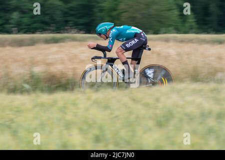 Montbrison, Frankreich. 08.. Juni 2022. Patrick Konrad (BORA Hansgrohe Team) bei der Etappe 4. des Criterium du Dauphine 2022 in Aktion gesehen. Es handelt sich um eine individuelle Zeitfahrphase mit einer Entfernung von 31,9 km zwischen Montbrison und La Bâtie d'Urfé im Département Loire. Etappensieger war Filippo Ganna (Ineos Grenadiers Team) im Jahr 35mn 32s. Er ist vor Wout Van Aert (Jumbo Visma Team) (Foto: Laurent Coust/SOPA Images/Sipa USA) Quelle: SIPA USA/Alamy Live News Stockfoto