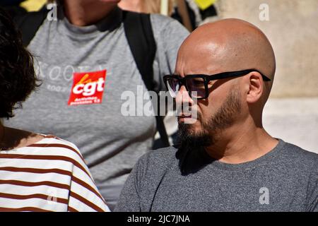 Marseille, Frankreich. 9.. Juni 2022. Mohamed Bensaada von der linksextremen Partei La France Insoumise (LFI) wird während des Protestes gesehen. Die Postarbeiter von Marseille führten einen Streik gegen die Neuorganisation der Runden in den Arrondissements 1., 2., 3., 4. und 14. von Marseille durch, der zu Stellenabbau führen würde. (Bild: © Gerard Bottino/SOPA Images via ZUMA Press Wire) Stockfoto