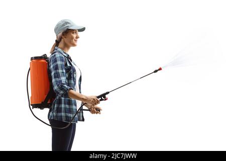 Junge Gärtnerin, die isoliert auf weißem Hintergrund läuft und sprüht Stockfoto