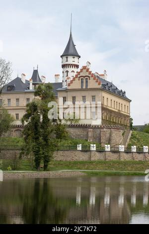 Schloss Radun spiegelte sich in einem See in der Tschechischen Republik Stockfoto