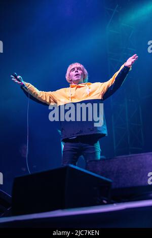 Newcastle, Großbritannien. 09.. Juni 2022. Tim Burgess (The Charlatans) trägt die How High Jacke in Newcastle und tritt am 9.. Juni 2022 im Rock N Roll Circus mit Noel Galagher auf.Quelle: Jill ODonnell/Alamy Live News Stockfoto