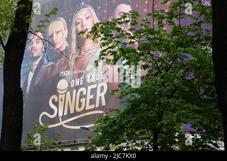 Bukarest, Rumänien - 28. April 2022: Extra große Bannerwerbung eine wahre Singer-Show wird auf einem Gebäude in Bukarest gezeigt. Stockfoto