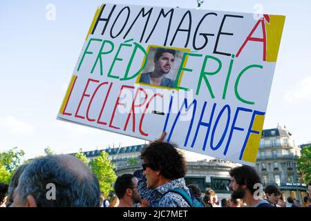 Hommage à Frédéric Leclerc-Imhoff journaliste de BFMTV tué par les forces russes en Ukraine, l'activiste voltuan est présent avec sa pancarte Stockfoto