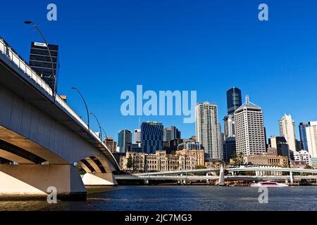 Brisbane Australien / die Victoria Bridge und die Brisbane Skyline Stockfoto