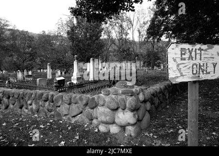 Nur Ausfahrt Zeichen in Schwarz und Weiß auf einem alten Friedhof, Upper-State NY. Stockfoto