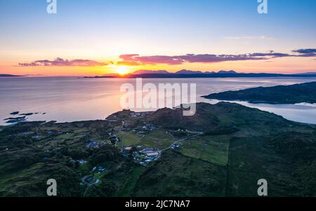 Sonnenuntergang über den Stränden von Silversands und Silver Sands of Morar von einer Drohne, Schottland, Großbritannien Stockfoto