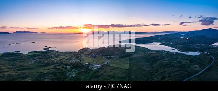 Sonnenuntergang über den Stränden von Silversands und Silver Sands of Morar von einer Drohne, Schottland, Großbritannien Stockfoto