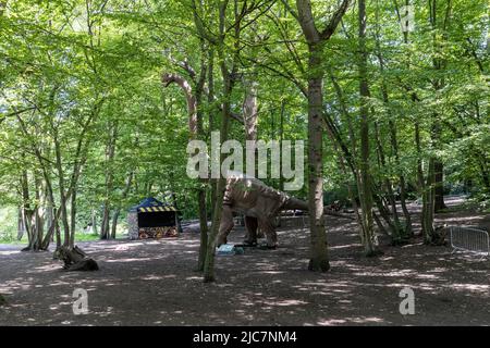 Jurassic Encounter feiert sein Debüt in Großbritannien im Grovelands Park in Southgate, London. Jurassic Encounter ist ein Familienevent, eine interaktive Installation von 50 lebensgroßen animatronischen Dinosauriern aus der Jurazeit, der Trias und der Kreidezeit. Jeder Dinosaurier hat Roboterbewegungen, Arme bewegen sich auf und ab, Schwänze wiegen sich von Seite zu Seite, Köpfe bewegen sich auf und ab, Augen blinken, Kiefer öffnen sich weit mit realistisch brüllenden Soundeffekten. Mit: Atmosphäre wo: London, Großbritannien Wann: 23 Jul 2021 Kredit: Phil Lewis/WENN Stockfoto