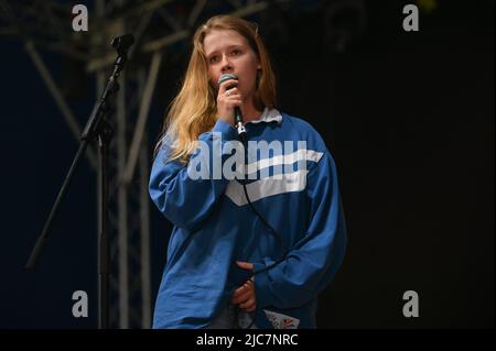 Fans genossen den ersten Tag beim Tramlines Festival in Sheffield, das von Mike Skinners Straßen gesäumt wurde. Das Festival ist Teil eines Government Trial Program, das COVID-19 bei großen Live-Veranstaltungen überwacht. Featuring: The Rooves wo: Sheffield, Großbritannien Wann: 23 Jul 2021 Credit: Graham Finney/WENN Stockfoto