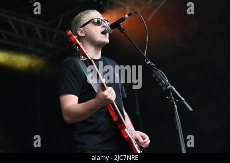 Fans genossen den ersten Tag beim Tramlines Festival in Sheffield, das von Mike Skinners Straßen gesäumt wurde. Das Festival ist Teil eines Government Trial Program, das COVID-19 bei großen Live-Veranstaltungen überwacht. Mit: Die Rosadocs wo: Sheffield, Großbritannien Wann: 23 Jul 2021 Kredit: Graham Finney/WENN Stockfoto