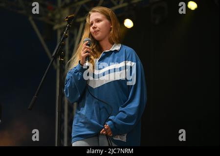 Fans genossen den ersten Tag beim Tramlines Festival in Sheffield, das von Mike Skinners Straßen gesäumt wurde. Das Festival ist Teil eines Government Trial Program, das COVID-19 bei großen Live-Veranstaltungen überwacht. Featuring: The Rooves wo: Sheffield, Großbritannien Wann: 23 Jul 2021 Credit: Graham Finney/WENN Stockfoto