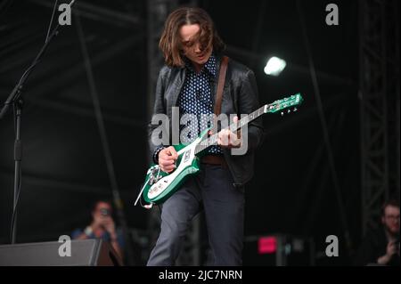 Fans genossen den ersten Tag beim Tramlines Festival in Sheffield, das von Mike Skinners Straßen gesäumt wurde. Das Festival ist Teil eines Government Trial Program, das COVID-19 bei großen Live-Veranstaltungen überwacht. Mit: The Blinders wo: Sheffield, Großbritannien Wann: 23 Jul 2021 Kredit: Graham Finney/WENN Stockfoto