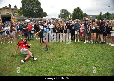 Fans genossen den ersten Tag beim Tramlines Festival in Sheffield, das von Mike Skinners Straßen gesäumt wurde. Das Festival ist Teil eines Government Trial Program, das COVID-19 bei großen Live-Veranstaltungen überwacht. Mit: Atmosphäre wo: Sheffield, Großbritannien Wann: 23 Jul 2021 Kredit: Graham Finney/WENN Stockfoto