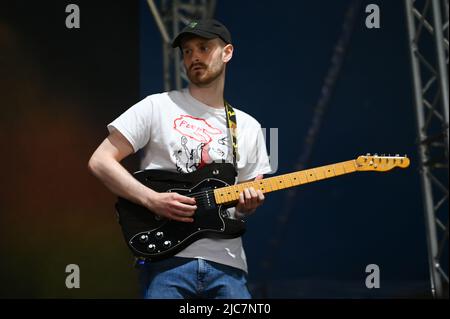 Fans genossen den ersten Tag beim Tramlines Festival in Sheffield, das von Mike Skinners Straßen gesäumt wurde. Das Festival ist Teil eines Government Trial Program, das COVID-19 bei großen Live-Veranstaltungen überwacht. Featuring: The Rooves wo: Sheffield, Großbritannien Wann: 23 Jul 2021 Credit: Graham Finney/WENN Stockfoto