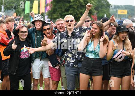 Fans genossen den ersten Tag beim Tramlines Festival in Sheffield, das von Mike Skinners Straßen gesäumt wurde. Das Festival ist Teil eines Government Trial Program, das COVID-19 bei großen Live-Veranstaltungen überwacht. Mit: Atmosphäre wo: Sheffield, Großbritannien Wann: 23 Jul 2021 Kredit: Graham Finney/WENN Stockfoto