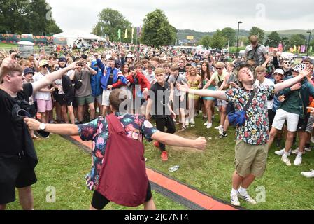 Fans genossen den ersten Tag beim Tramlines Festival in Sheffield, das von Mike Skinners Straßen gesäumt wurde. Das Festival ist Teil eines Government Trial Program, das COVID-19 bei großen Live-Veranstaltungen überwacht. Mit: Atmosphäre wo: Sheffield, Großbritannien Wann: 23 Jul 2021 Kredit: Graham Finney/WENN Stockfoto