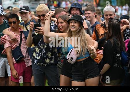 Fans genossen den ersten Tag beim Tramlines Festival in Sheffield, das von Mike Skinners Straßen gesäumt wurde. Das Festival ist Teil eines Government Trial Program, das COVID-19 bei großen Live-Veranstaltungen überwacht. Mit: Atmosphäre wo: Sheffield, Großbritannien Wann: 23 Jul 2021 Kredit: Graham Finney/WENN Stockfoto