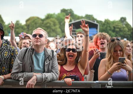 Fans genossen den ersten Tag beim Tramlines Festival in Sheffield, das von Mike Skinners Straßen gesäumt wurde. Das Festival ist Teil eines Government Trial Program, das COVID-19 bei großen Live-Veranstaltungen überwacht. Mit: Atmosphäre wo: Sheffield, Großbritannien Wann: 23 Jul 2021 Kredit: Graham Finney/WENN Stockfoto